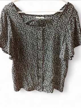 ✨ EASEL Black & White Ditsy Floral Flutter Sleeve Blouse ✨